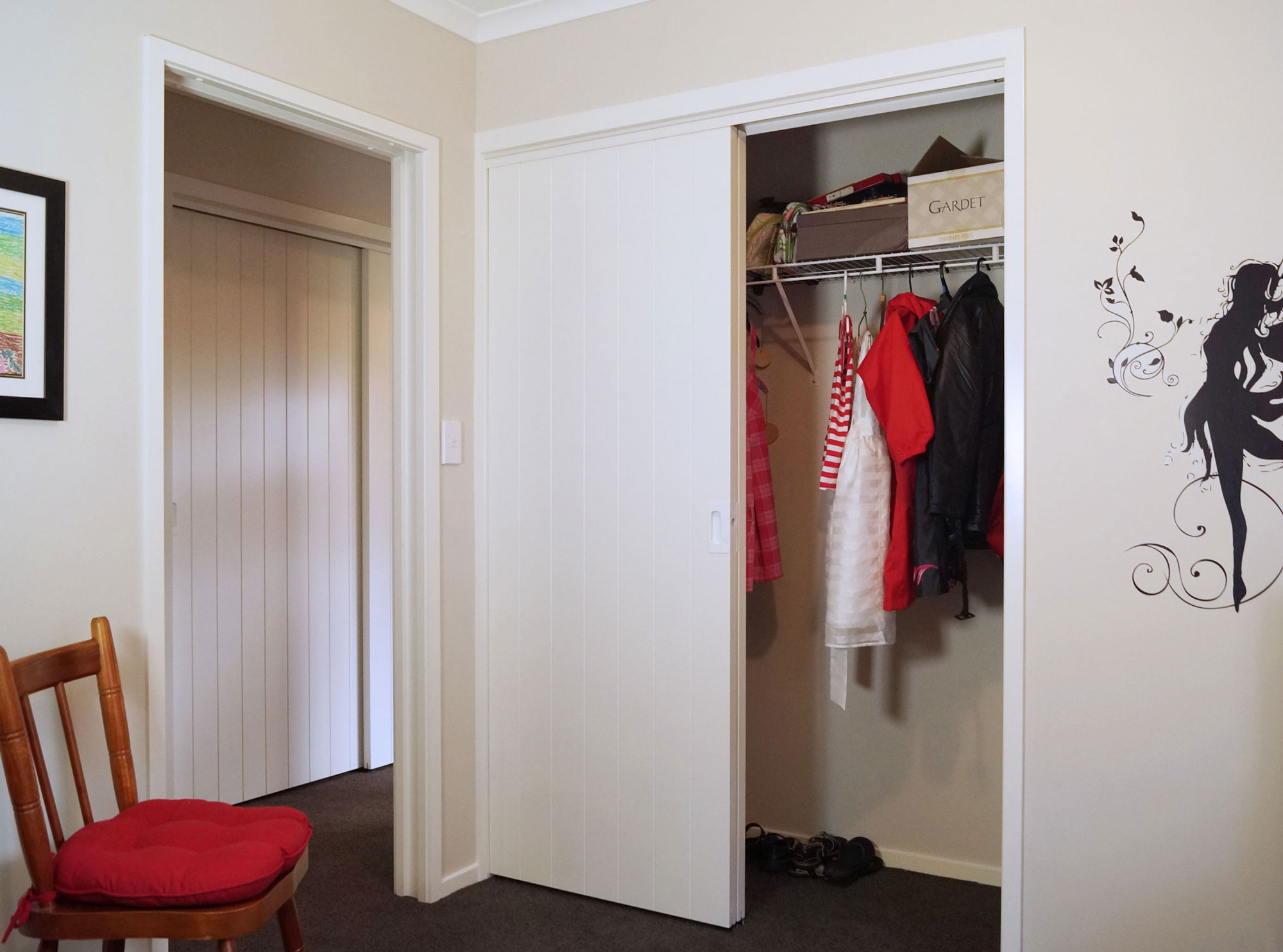 Topfix wardrobe with V-Groove doors and CL200 handles